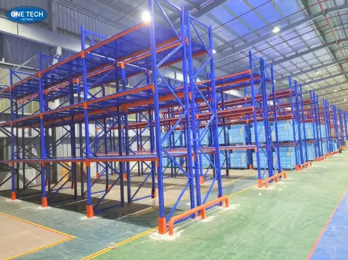 Nhân sự kho hàng được đào tạo bài bản về an toàn lao động