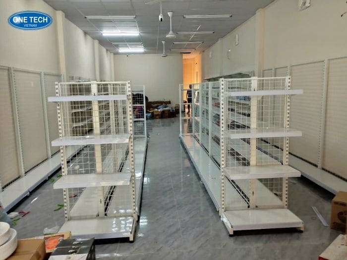 Kệ siêu thị lưng lưới màu trắng 