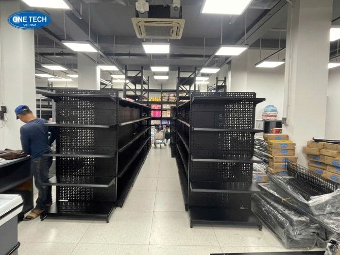 Kệ siêu thị tôn đục lỗ màu đen 