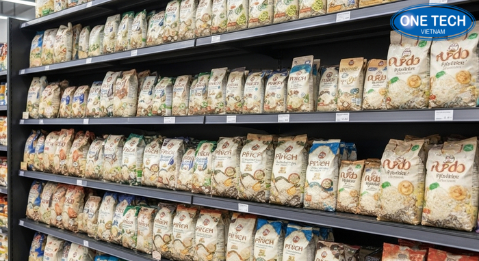 Kệ trưng bày gạo giúp bao đứng dáng dễ nhìn thương hiệu Bao gạo được dựng mặt thương hiệu ngay ngắn trên kệ