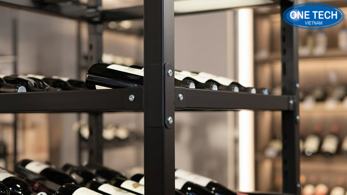 Chất lượng sơn tĩnh điện và kết cấu kệ rượu Cận cảnh bề mặt sơn tĩnh điện và góc nối khung kệ rượu thể hiện độ hoàn thiện