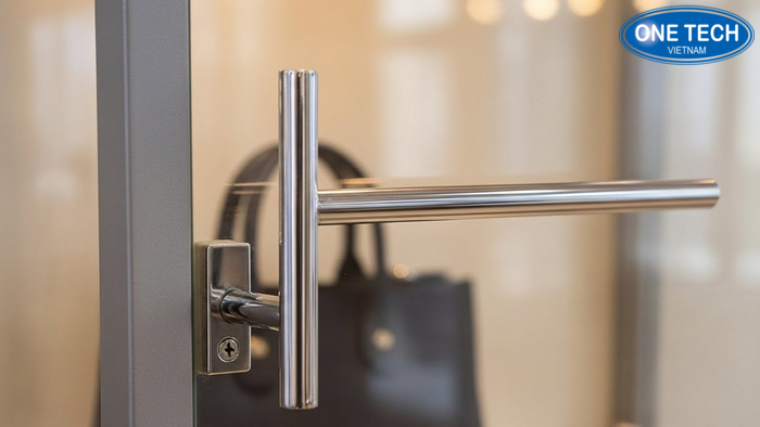Chi tiet tay nam khoa tu kinh trung bay tui xach Chi tiết tay nắm và khóa tủ kính giúp bảo vệ túi xách
