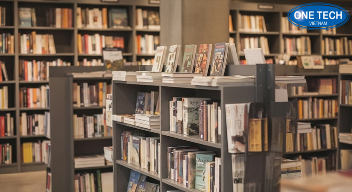 Hướng dẫn sắp xếp sách báo theo chủ đề và kích thước để khách dễ tìm