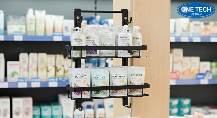 Kệ treo dầu gội dây gọn gàng cho cửa hàng tạp hóa tối ưu không gian