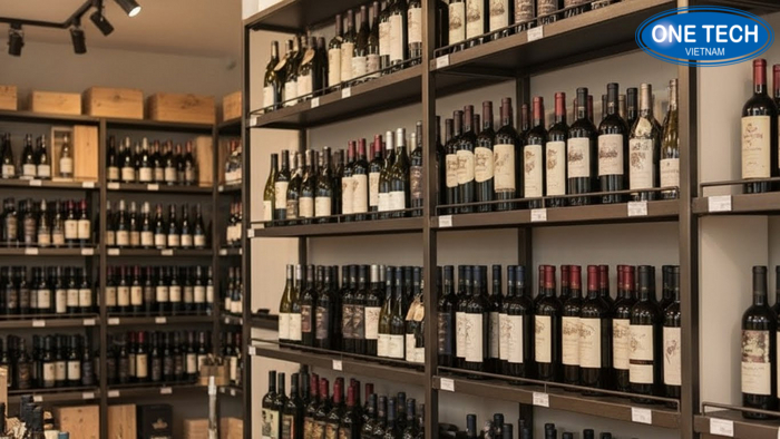 Kệ trưng bày rượu áp tường cho cửa hàng Không gian cửa hàng rượu với kệ trưng bày rượu áp tường và ánh sáng làm nổi nhãn chai