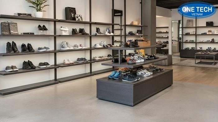 Không gian cửa hàng giày dép chuyên nghiệp với hệ thống kệ trưng bày hiện đại