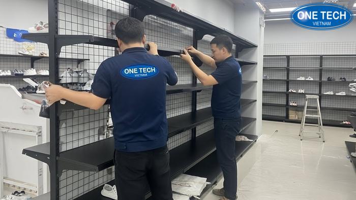 Đội ngũ kỹ thuật đang lắp đặt kệ trưng bày giày dép cho cửa hàng tại An Giang