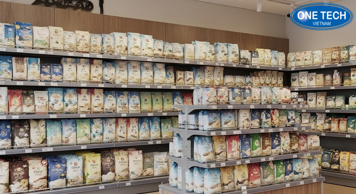 Bố trí quầy gạo cho cửa hàng nhỏ Layout mẫu cho cửa hàng nhỏ gồm kệ áp tường và một kệ bậc thang