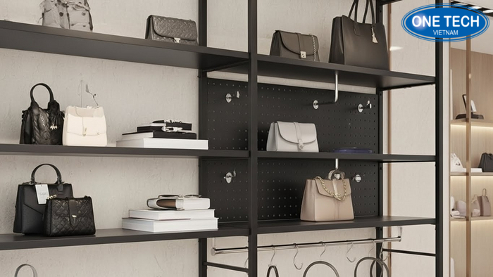 Dat tui va treo moc tren ke trung bay Minh họa 2 cách trưng bày túi xách: đặt trên mâm và treo móc