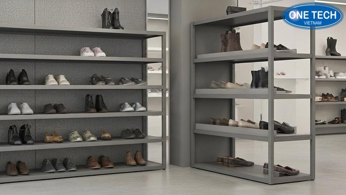 So sánh kệ trưng bày giày dép tầng ngang và tầng nghiêng