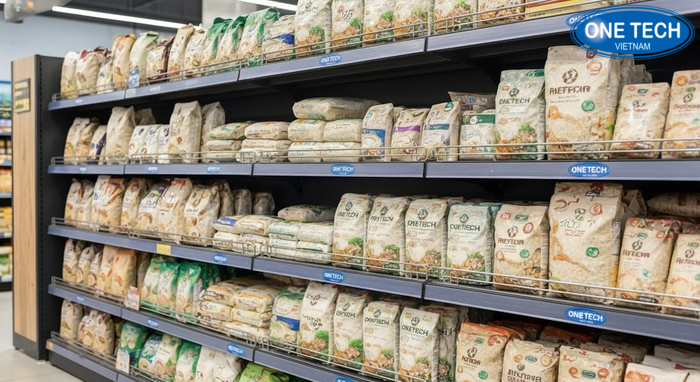 Lắp đặt kệ trưng bày gạo gọn đẹp Hình thực tế lắp đặt kệ trưng bày gạo tại cửa hàng