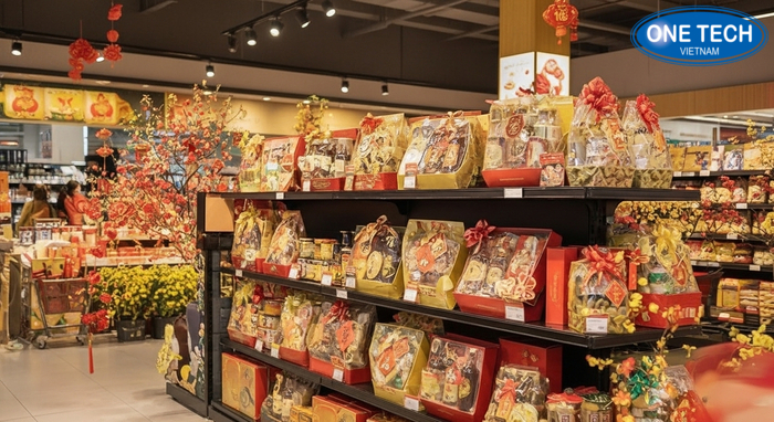 Trang trí kệ trưng bày giỏ quà Tết thu hút Trang trí kệ giỏ quà Tết với hoa mai và ánh sáng