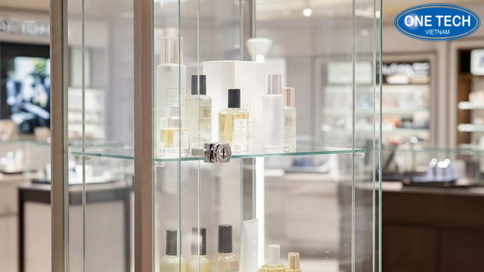 Tu kinh trung bay my pham co khoa cho nuoc hoa serum cao cap