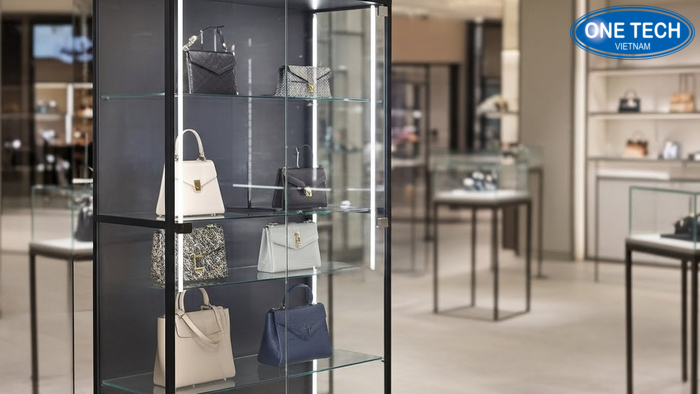 Tu trung bay tui xach sang trong co den Tủ kính trưng bày túi xách có đèn LED hắt tạo cảm giác cao cấp