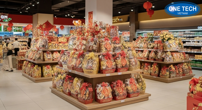 Ụ trưng bày giỏ quà Tết tạo điểm nhấn khu trung tâm Ụ trưng bày giỏ quà Tết đặt ở khu trung tâm siêu thị