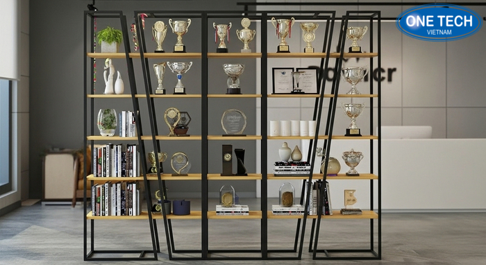 Bố trí kệ trưng bày cúp trong văn phòng Ví dụ bố trí kệ trưng bày cúp trong văn phòng tạo điểm nhấn chuyên nghiệp