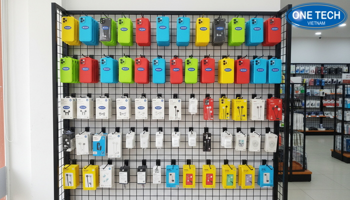 Mẫu kệ khung lưới kết hợp móc treo trưng bày ốp lưng điện thoại