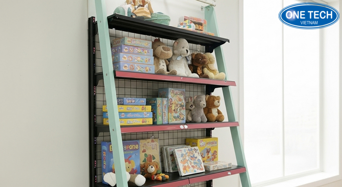 Kệ thang áp tường trưng bày hộp đồ chơi, phối màu trẻ trung