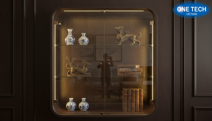 Mẫu tủ kệ phòng khách sang trọng trưng bày đồ cổ Tủ kính tối giản kết hợp nền gỗ trầm tạo cân bằng hiện đại và cổ điển