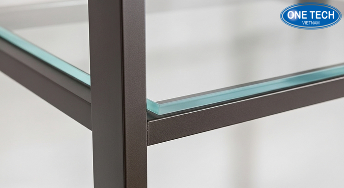 Chi tiết vật liệu kệ trưng bày cúp Cận cảnh vật liệu khung và kính trên kệ trưng bày cúp giúp tăng độ bền và thẩm mỹ
