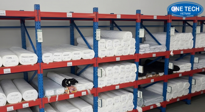 Bố trí kệ trưng bày vải cuộn khoa học giúp kiểm kê dễ dàng