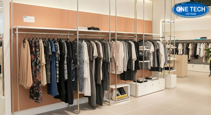 Thiết kế decor kệ trưng bày shop quần áo Kệ decor tùy chỉnh phối màu theo concept shop quần áo