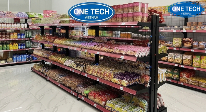Kệ trưng bày mì tôm OneTech lắp đặt thực tế tại cửa hàng, bố cục gọn và dễ chọn