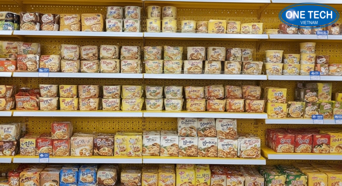 Kệ sắt đa năng trưng bày mì tôm nhiều tầng gọn gàng, dễ phân loại