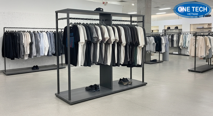 Mẫu kệ shop quần áo hiện đại chữ T Kệ treo chữ T đặt trung tâm shop quần áo