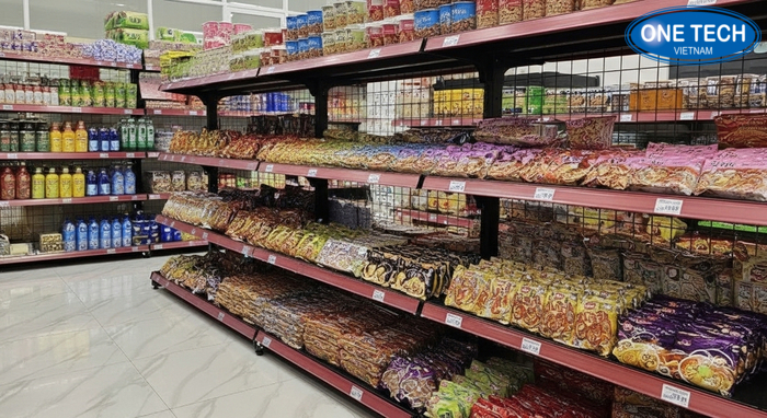 Kệ trưng bày mì tôm gọn gàng giúp khách dễ tìm và tăng tỷ lệ chọn mua