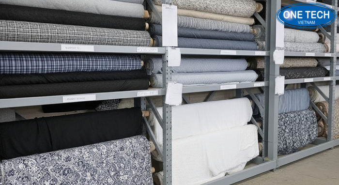 Kệ trưng bày vải cuộn phổ biến tại cửa hàng vải